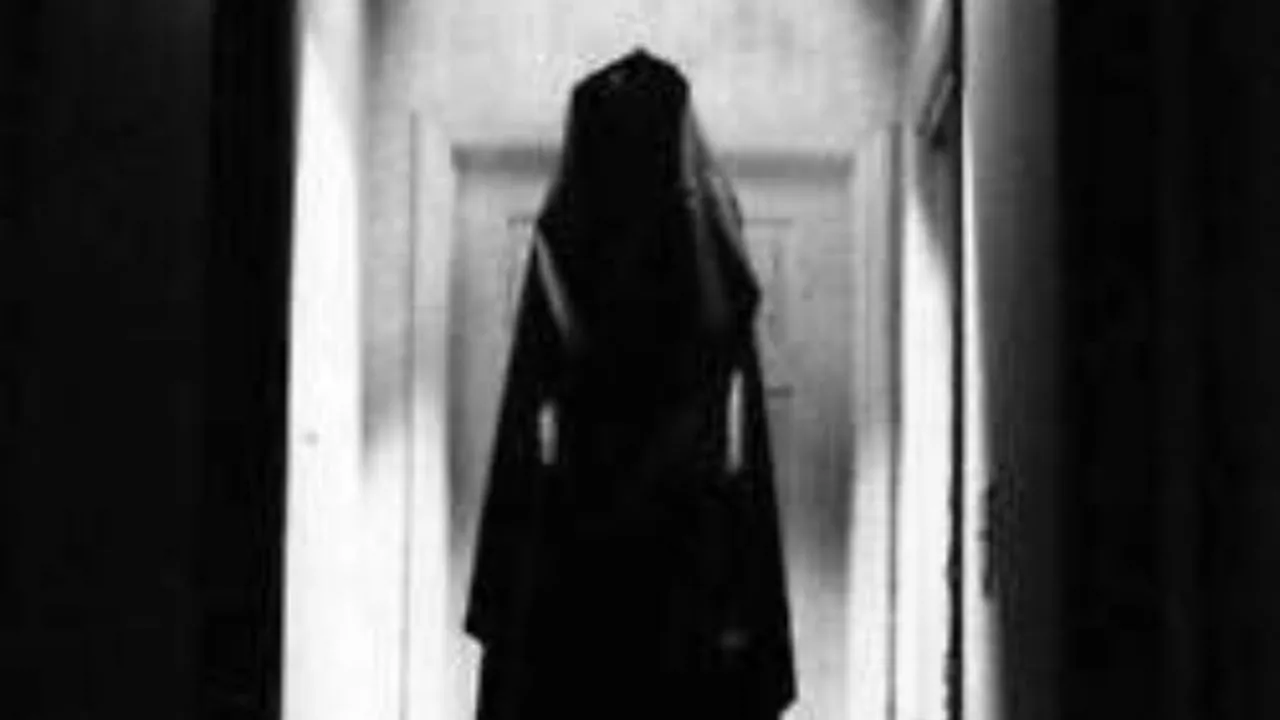 La mujer vestida de negro