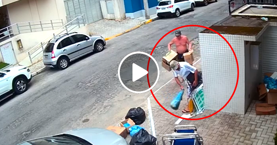 Acomodando basura en la calle