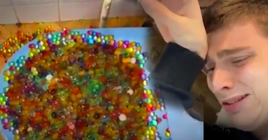 baño inundado de bolas de gel